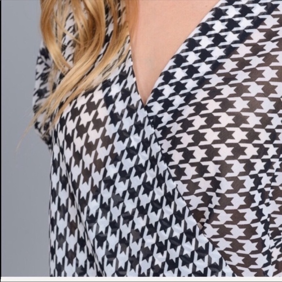 Houndstooth Criss Cross Top - Picture 4 of 7